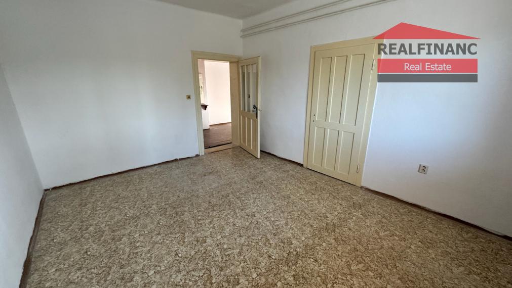 Na predaj rodinný dom s 10 árovým pozemkom a podnikateľským potenciálom v obci Veľké Kostoľany