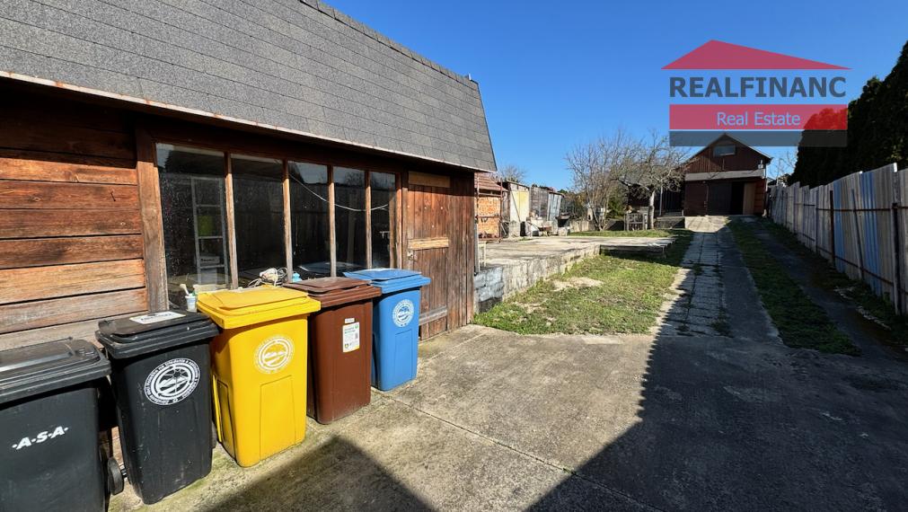 Na predaj rodinný dom s 10 árovým pozemkom a podnikateľským potenciálom v obci Veľké Kostoľany