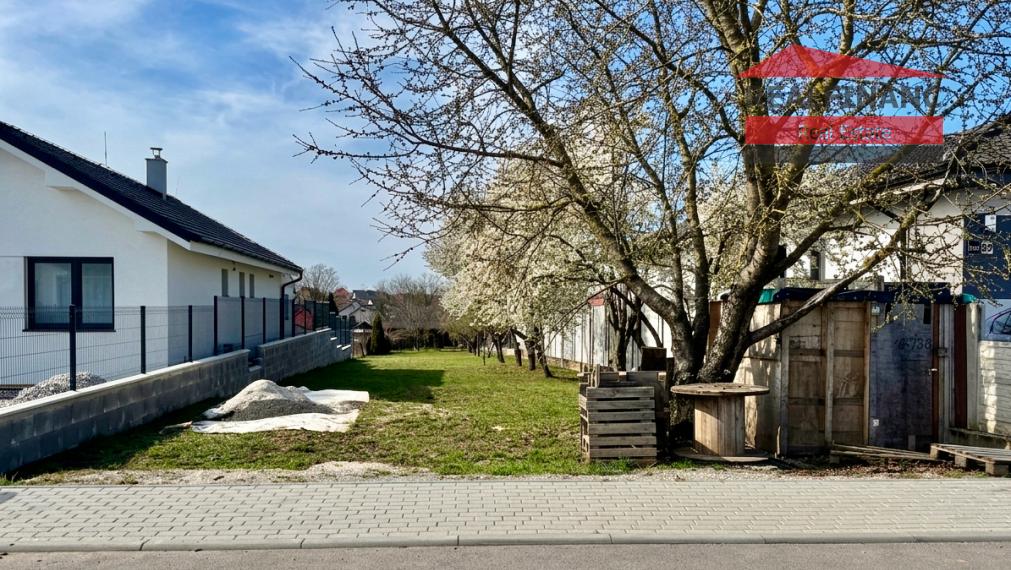 Na predaj slnečný stavebný pozemok o rozlohe 534m2, všetky IS, Záhumenská ul. Veľké Kostoľany