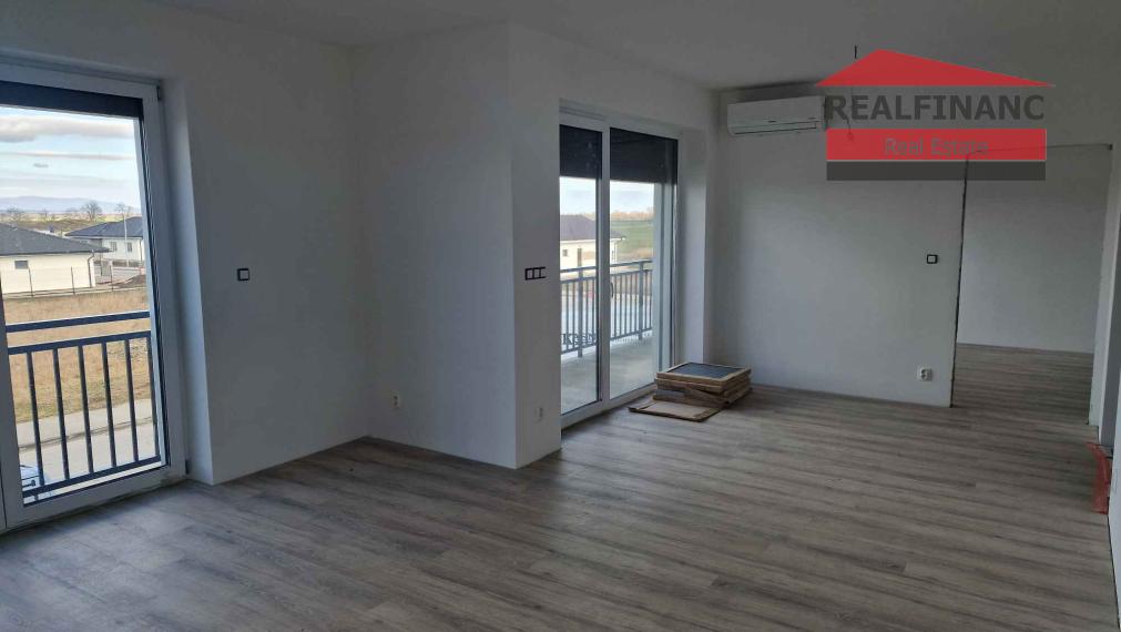 REALFINANC – 100% aktuálny! Novostavba 2 izbový murovaný byt 67,28 m2 v štandarte s kuchynskou linkou !