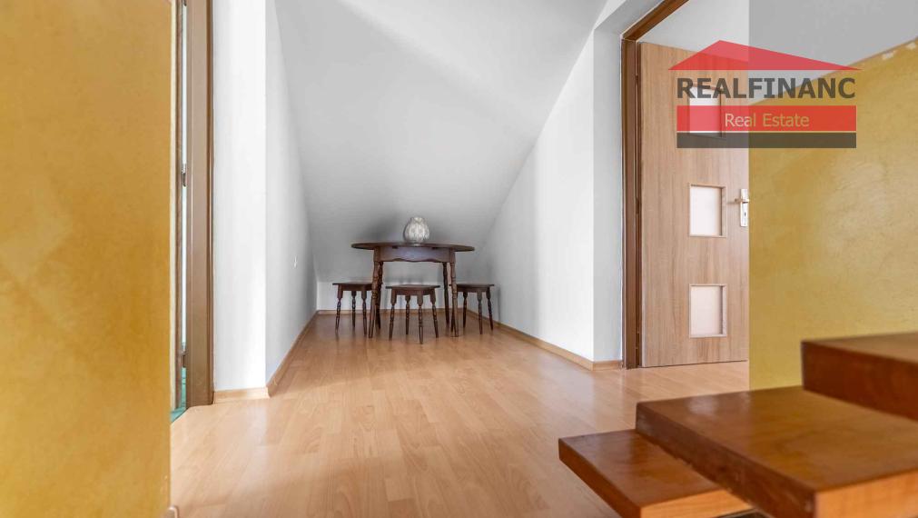 REALFINANC – 100% aktuálny! 35 ročný - 5 izbový rodinný dom s garážou, pozemok 692 m2, Opoj !