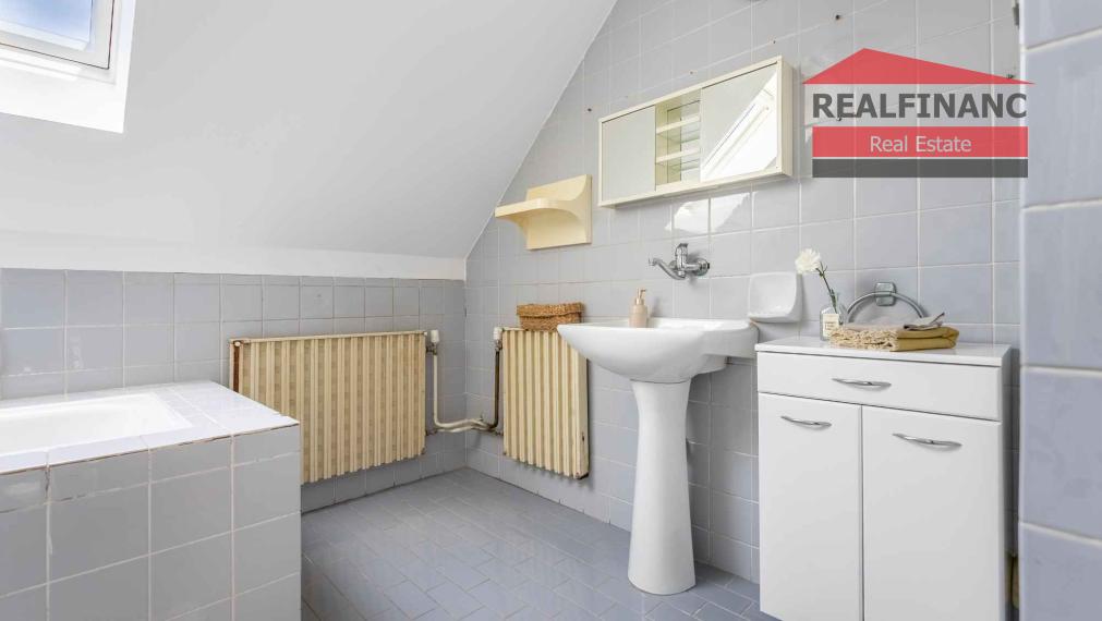 REALFINANC – 100% aktuálny! 35 ročný - 5 izbový rodinný dom s garážou, pozemok 692 m2, Opoj !