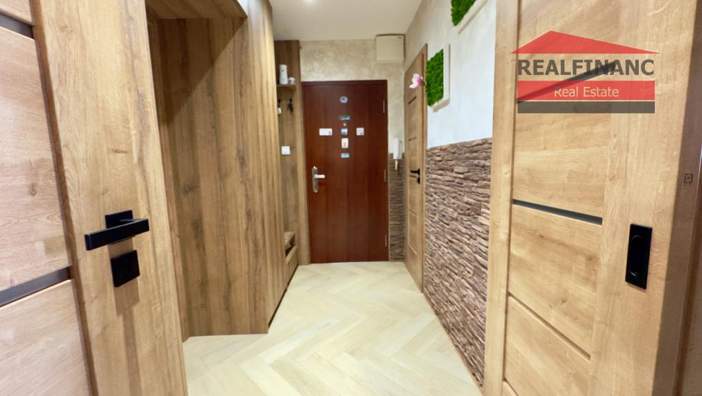 TEHLOVÝ 3.-izb. kompl. zrekonštruovaný byt s balkónom, 70m2, klíma, 5x vstavaná skriňa, Koniarekova ul.