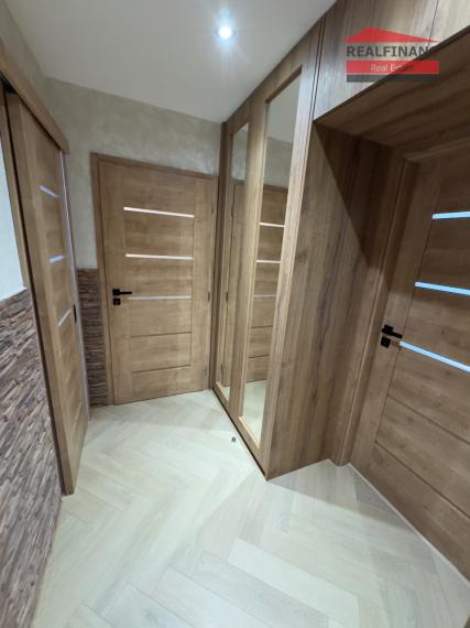 TEHLOVÝ 3.-izb. kompl. zrekonštruovaný byt s balkónom, 70m2, klíma, 5x vstavaná skriňa, Koniarekova ul.