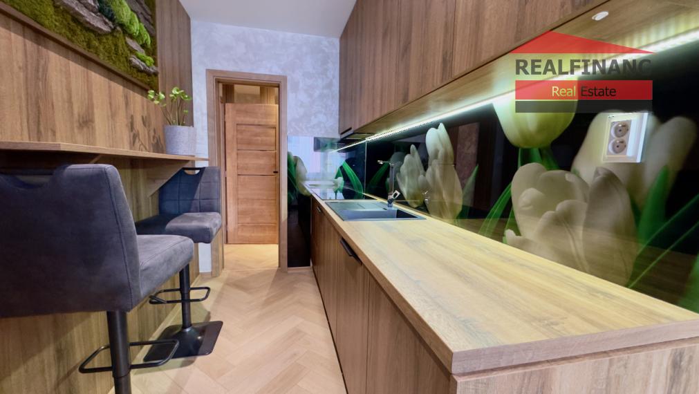 TEHLOVÝ 3.-izb. kompl. zrekonštruovaný byt s balkónom, 70m2, klíma, 5x vstavaná skriňa, Koniarekova ul.