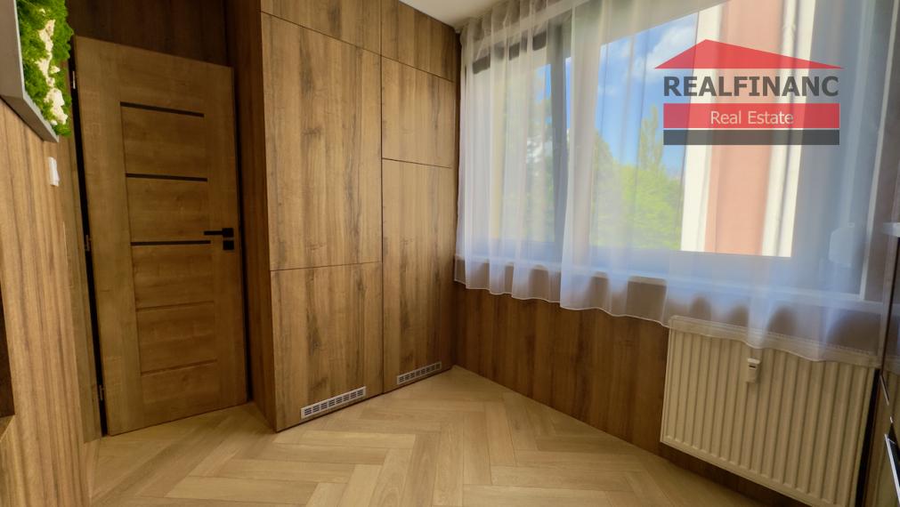 TEHLOVÝ 3.-izb. kompl. zrekonštruovaný byt s balkónom, 70m2, klíma, 5x vstavaná skriňa, Koniarekova ul.