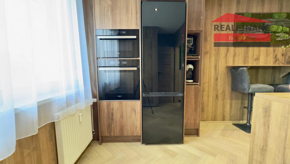 TEHLOVÝ 3.-izb. kompl. zrekonštruovaný byt s balkónom, 70m2, klíma, 5x vstavaná skriňa, Koniarekova ul.