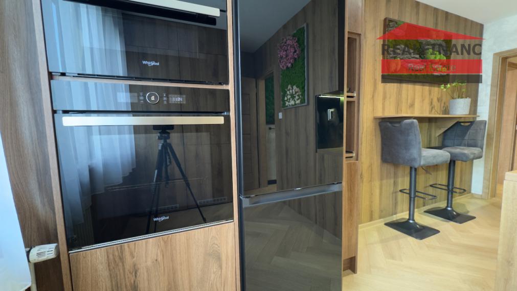 TEHLOVÝ 3.-izb. kompl. zrekonštruovaný byt s balkónom, 70m2, klíma, 5x vstavaná skriňa, Koniarekova ul.