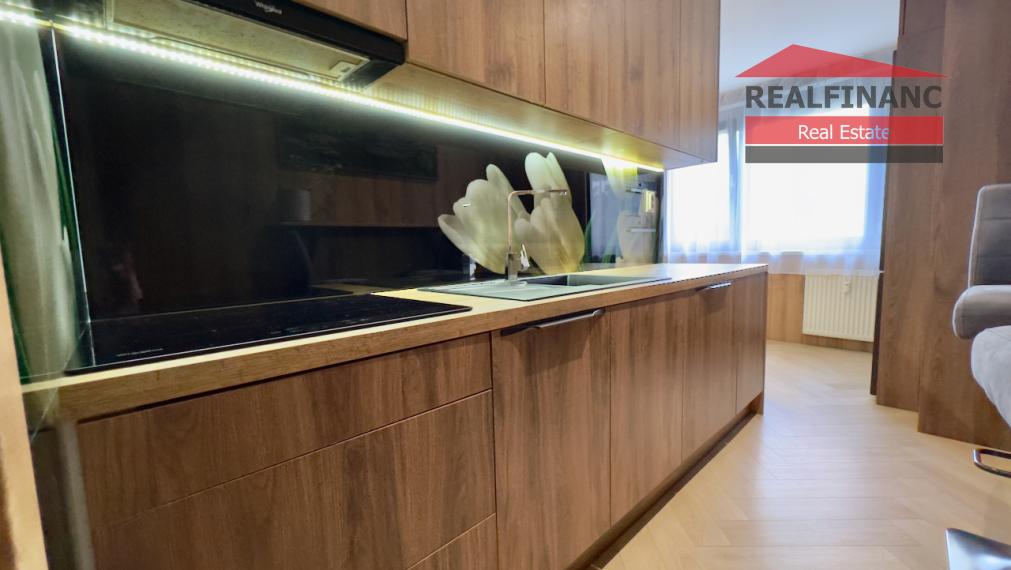 TEHLOVÝ 3.-izb. kompl. zrekonštruovaný byt s balkónom, 70m2, klíma, 5x vstavaná skriňa, Koniarekova ul.