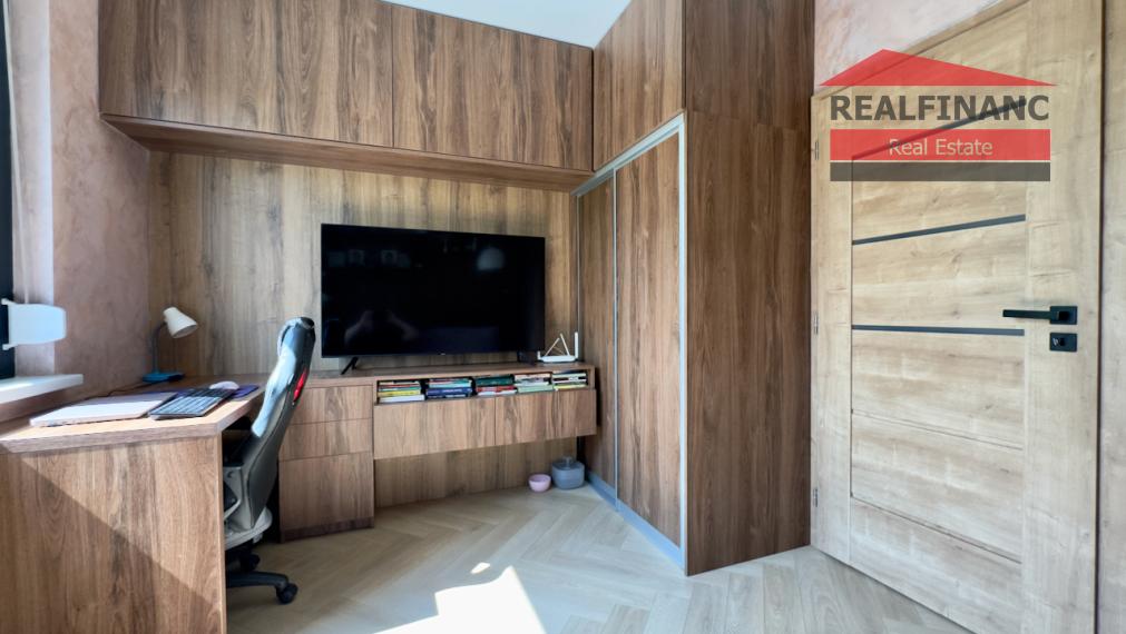 TEHLOVÝ 3.-izb. kompl. zrekonštruovaný byt s balkónom, 70m2, klíma, 5x vstavaná skriňa, Koniarekova ul.