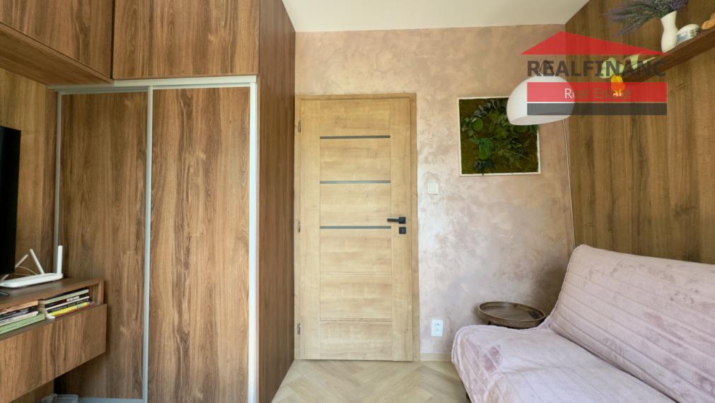 TEHLOVÝ 3.-izb. kompl. zrekonštruovaný byt s balkónom, 70m2, klíma, 5x vstavaná skriňa, Koniarekova ul.