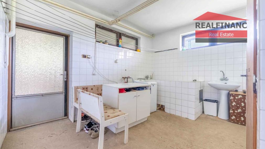 REALFINANC – 100% aktuálny! 35 ročný - 5 izbový rodinný dom s garážou, pozemok 692 m2, Opoj !