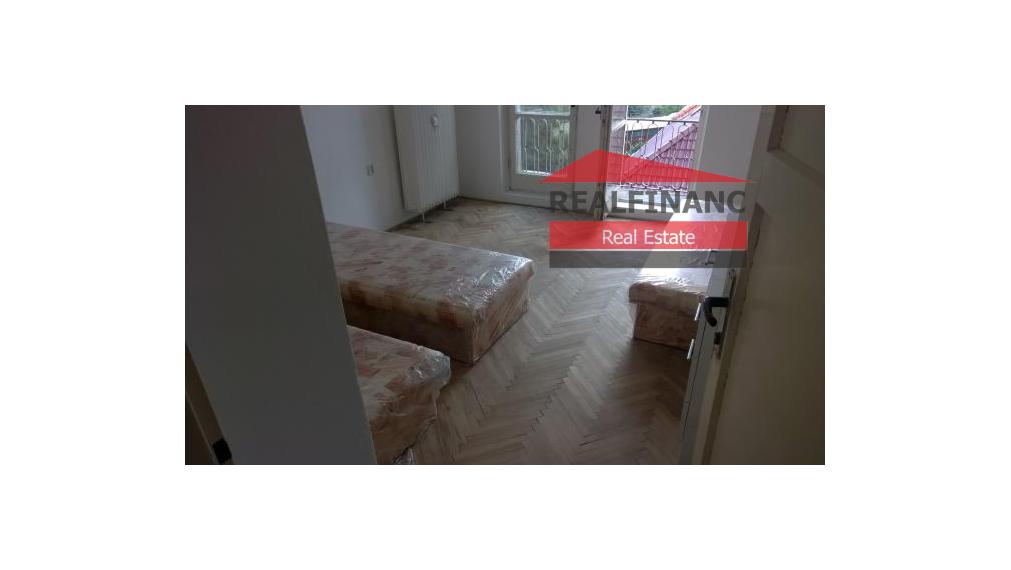 Ponúkame Vám na prenájom 3 izbový tehlový byt v Trnave, ul. Študentská max. pre 6 osôb v blízkosti centra mesta a žel. stanice