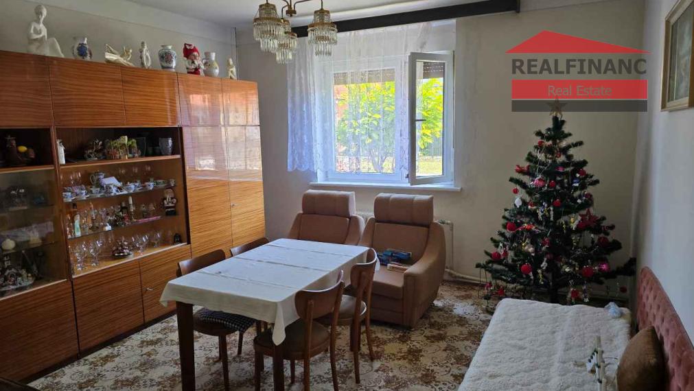 REALFINANC – 100% aktuálny! Čiastočne zrekonštruovaný 4 izbový rodinný dom so samostatnou garážou na pozemku o výmere 801 m2 v obci Jablonec ( len 10 minút cesty autom od Trnavy, 10 minút do Modry)