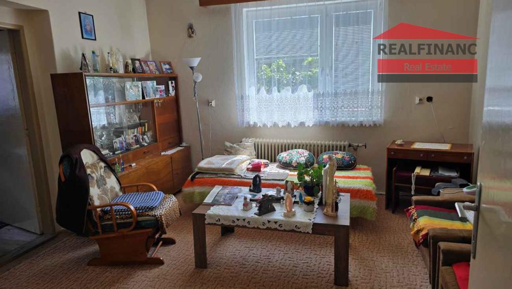 REALFINANC – 100% aktuálny! Čiastočne zrekonštruovaný 4 izbový rodinný dom so samostatnou garážou na pozemku o výmere 801 m2 v obci Jablonec ( len 10 minút cesty autom od Trnavy, 10 minút do Modry)