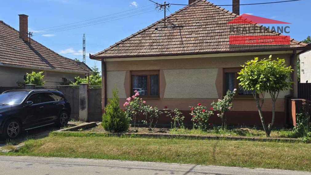 REALFINANC – 100% aktuálny! Čiastočne zrekonštruovaný 4 izbový rodinný dom so samostatnou garážou na pozemku o výmere 801 m2 v obci Jablonec ( len 10 minút cesty autom od Trnavy, 10 minút do Modry)