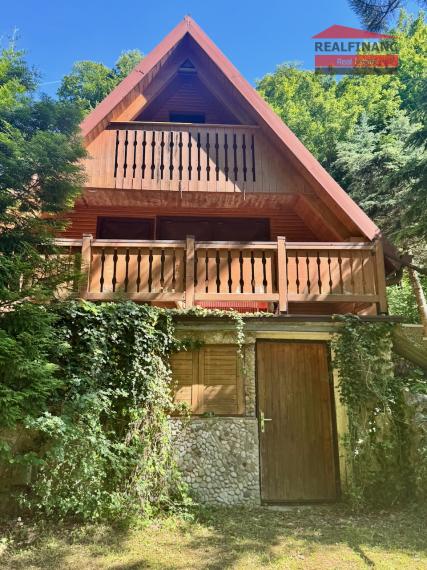 Na predaj zariadená chata s pozemkom 352m2 v srdci Malých Karpát – Buková