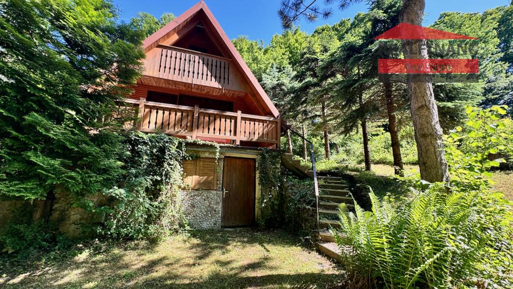 Na predaj zariadená chata s pozemkom 352m2 v srdci Malých Karpát – Buková