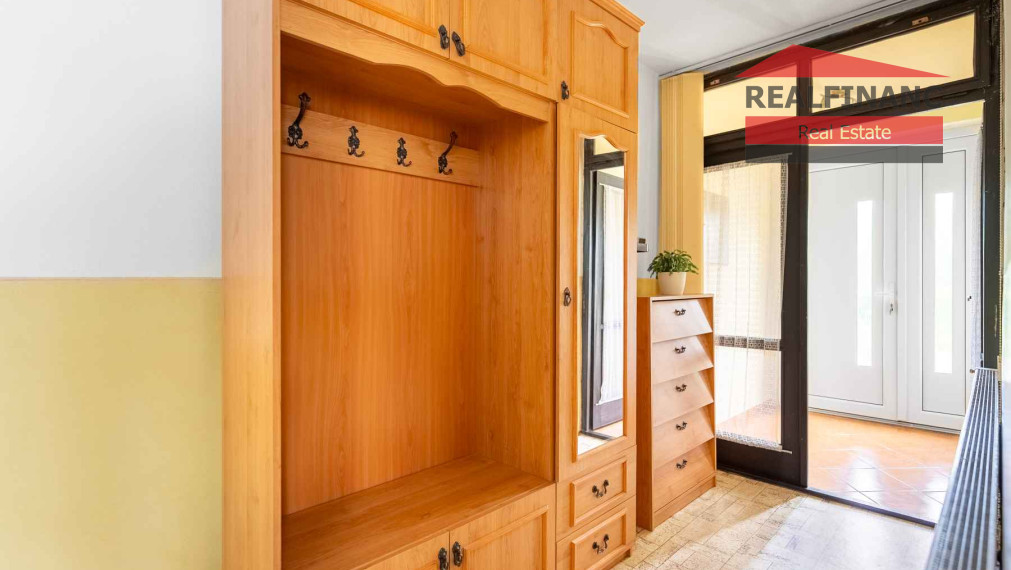 REALFINANC – 100% aktuálny! 35 ročný - 5 izbový rodinný dom s garážou, pozemok 692 m2, Opoj !