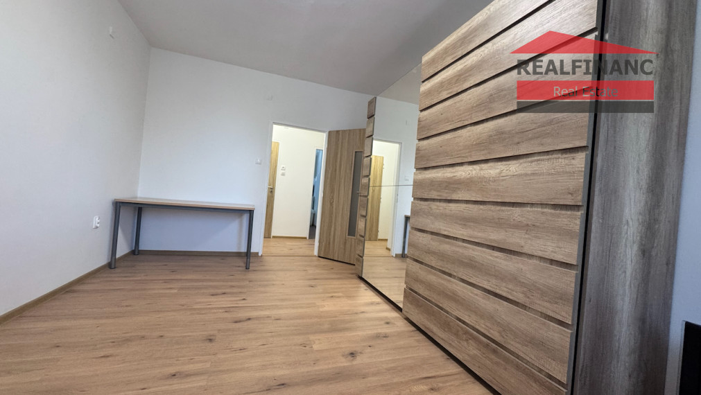 Prenájom veľký 3.-izb. novo zrekonštruovaný byt s loggiou v top lokalite blízko centra mesta a žel. stanice na Hospodárskej ul.