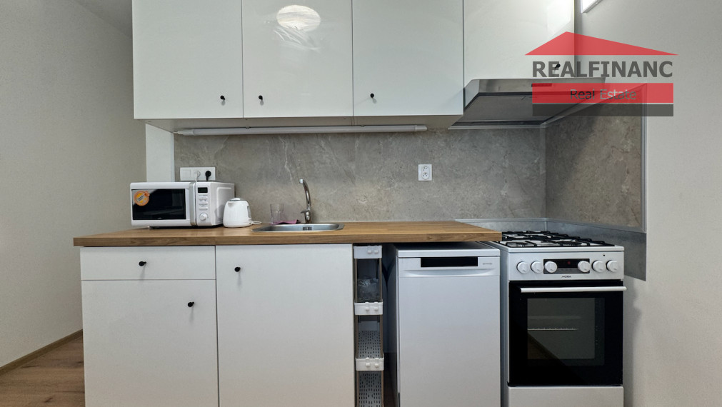 Prenájom veľký 3.-izb. novo zrekonštruovaný byt s loggiou v top lokalite blízko centra mesta a žel. stanice na Hospodárskej ul.