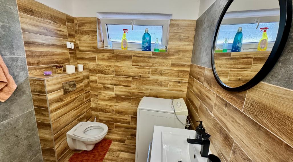 TOP PONUKA!! Na predaj priestranný 6.-izb. dvojgeneračný dom s garážou, 4x kúpeľňa, 612m2 pozemok, obec Smolenice