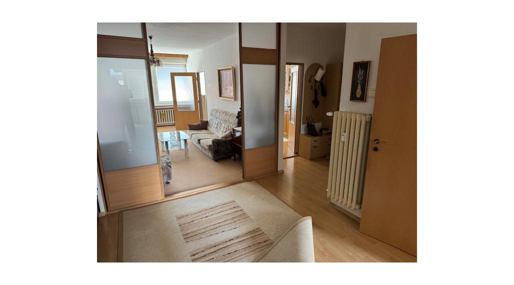 PPonúkam na predaj v centre mesta veľký tehlový 3 izbový byt s halou + veľká loggia veľkou pivnicou a garážou v uzatvorenom dvore