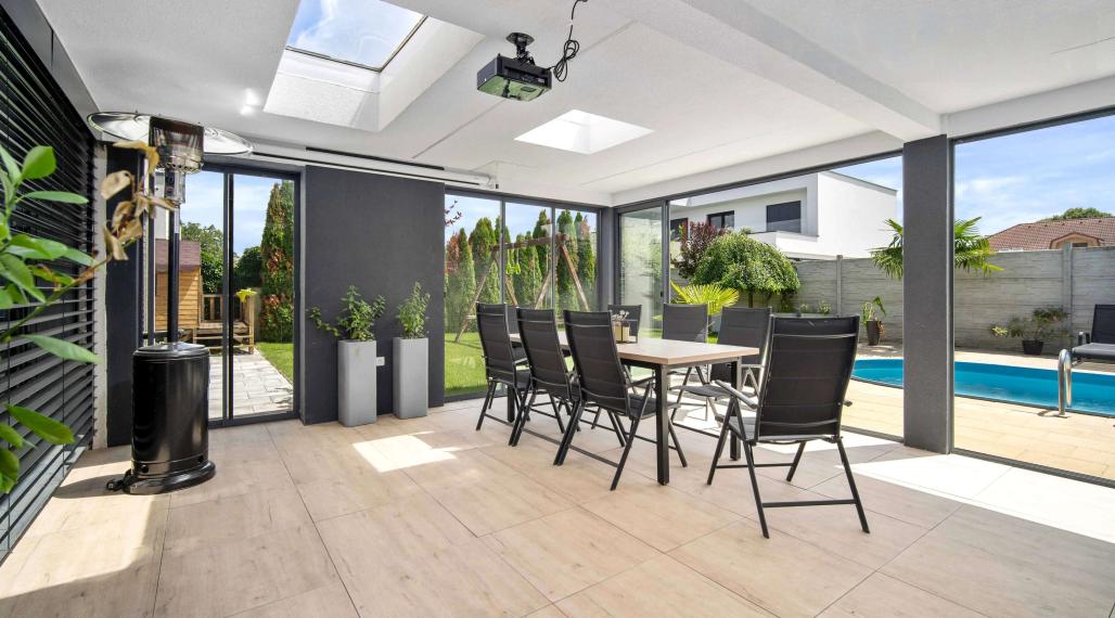 100% aktuálny! 8 ročná novostavba 6 izbového Rodinného Domu s 2 garážou na  pozemku 603 m2.