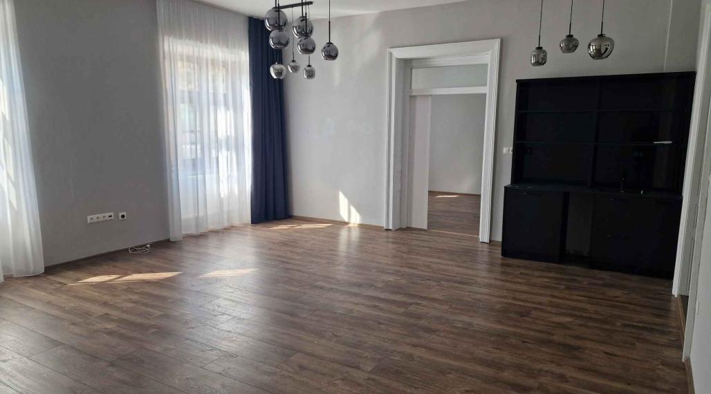 REALFINANC 100% aktuálny – Reprezentatívny moderný priestor v historickom centre mesta Trnava.