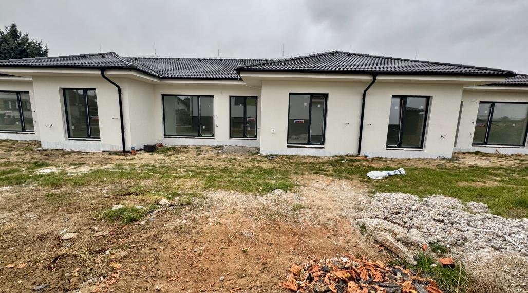 Na predaj NOVOSTAVBA 4.-izb. RD (v radovej zástavbe), hliníkové žalúzie, 2x park. miesto, 130m2 záhrada, obec Dolná Krupá