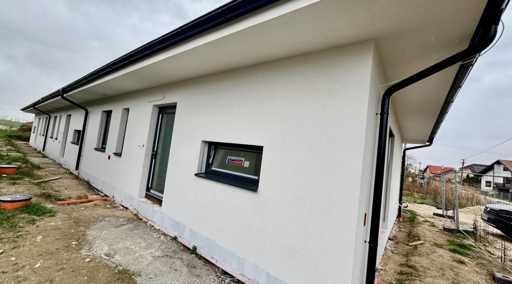 Na predaj NOVOSTAVBA 4.-izb. RD (v radovej zástavbe), hliníkové žalúzie, 2x park. miesto, 140m2 záhrada, obec Dolná Krupá