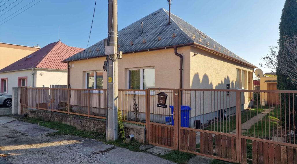 REALFINANC – 100% aktuálny! Čiastočne zrekonštruovaný rodinný dom so samostatnou garážou na pozemku o výmere 703 m2.