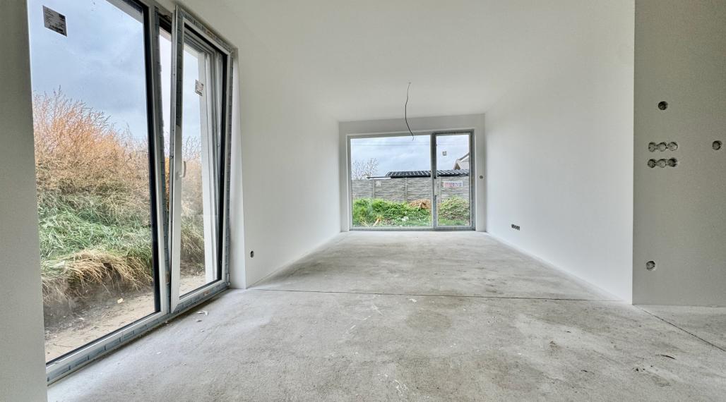 Na predaj NOVOSTAVBA 4.-izb. RD (v radovej zástavbe), hliníkové žalúzie, 2x park. miesto, 218m2 záhrada, obec Dolná Krupá