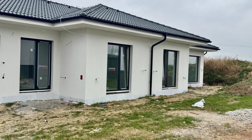 Na predaj NOVOSTAVBA 4.-izb. RD (v radovej zástavbe), hliníkové žalúzie, 2x park. miesto, 130m2 záhrada, obec Dolná Krupá