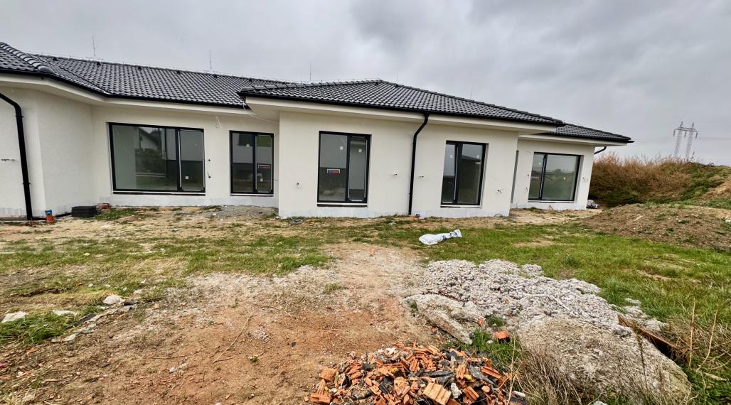 Na predaj NOVOSTAVBA 4.-izb. RD (v radovej zástavbe), hliníkové žalúzie, 2x park. miesto, 140m2 záhrada, obec Dolná Krupá