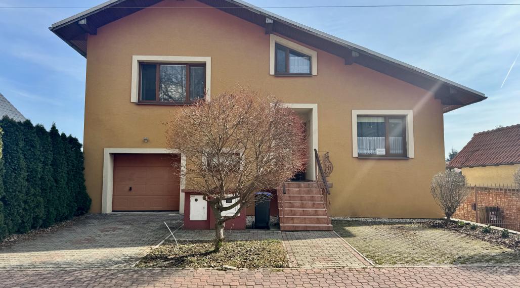 Na predaj zrekonštruovaný a plne vybavený penzión (15 lôžok) v malebnej obci Smolenice.