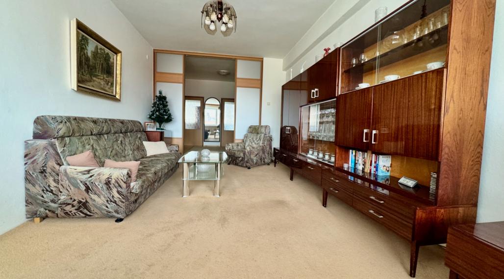 Ponúkam na predaj v centre mesta veľký tehlový 3 izbový byt s halou + veľká loggia veľkou pivnicou a garážou v uzatvorenom dvore