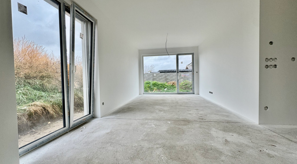 Na predaj NOVOSTAVBA 4.-izb. RD (v radovej zástavbe), hliníkové žalúzie, 2x park. miesto, 218m2 záhrada, obec Dolná Krupá