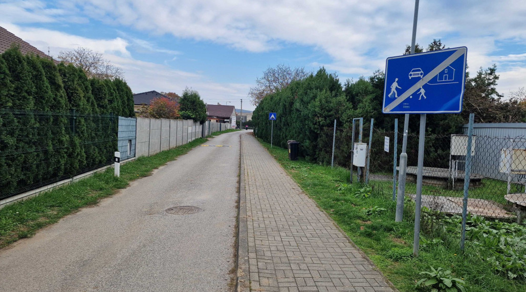 REALFINANC – 100% aktuálny! Stavebný pozemok celkom 959 m2, tichá ulica obec Madunice !!!