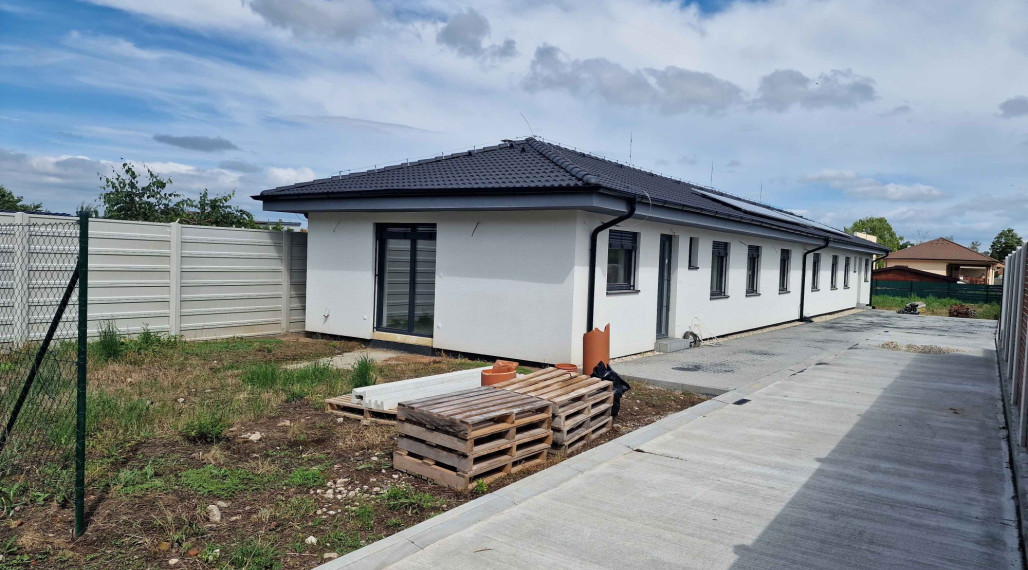 100% aktuálny ! Novostavba 4 izbový Rodinný Dom, 3x parkovacie miesto, pozemok 304 m2, fotovoltaika, Hrnčiarovce nad Parnou !