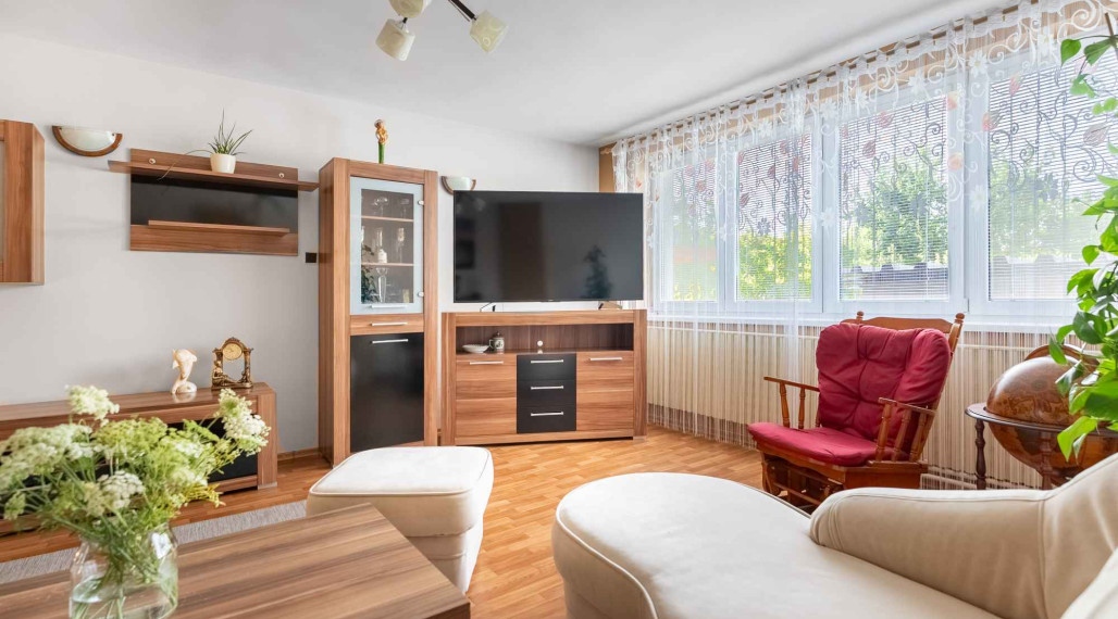 REALFINANC – 100% aktuálny! 35 ročný - 5 izbový rodinný dom s garážou, pozemok 692 m2, Opoj !