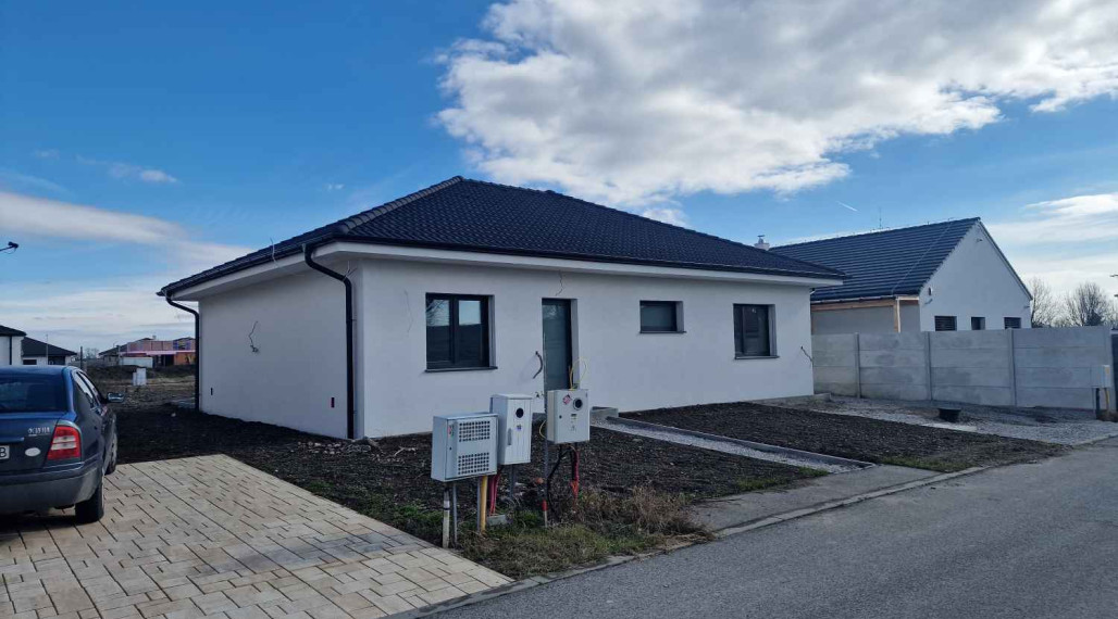 REALFINANC – 100% aktuálny! Novostavba 4 izbový tehlový rodinný dom byt 122 m2 + 3 x parkovacie miesto!