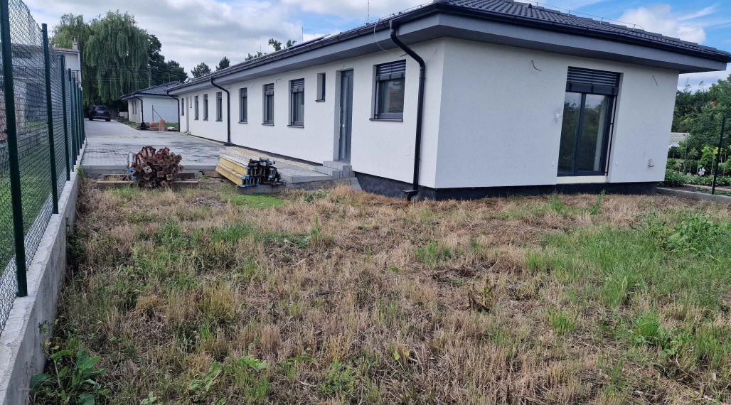 100% aktuálny ! Novostavba 4 izbový Rodinný Dom, 3x parkovacie miesto, pozemok 582 m2, fotovoltaika, Hrnčiarovce nad Parnou !