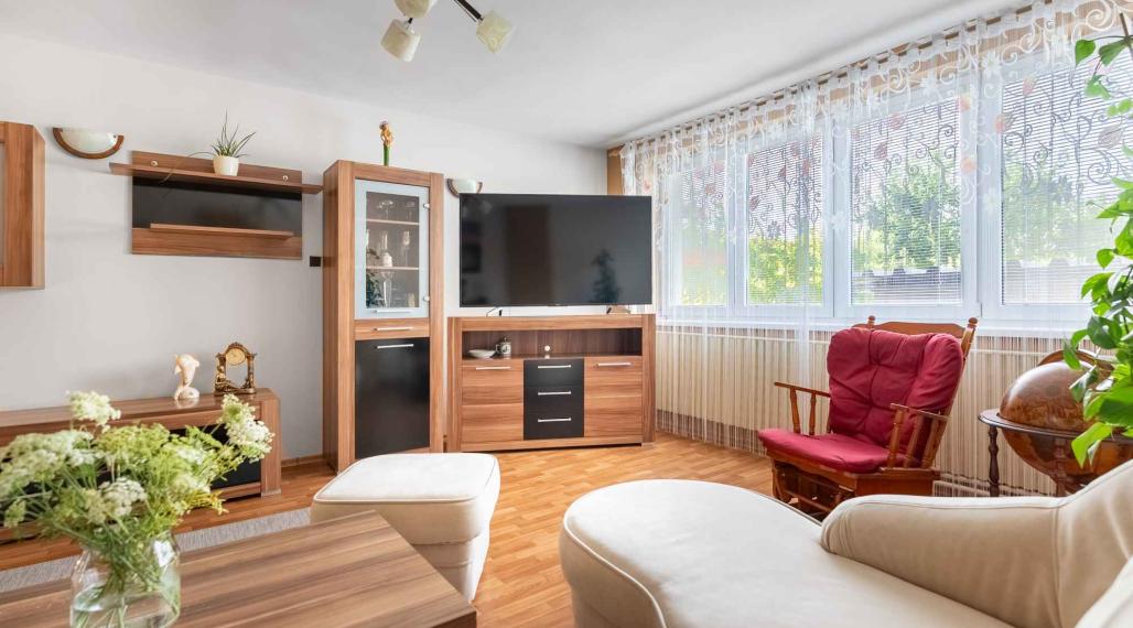 REALFINANC – 100% aktuálny! 35 ročný - 5 izbový rodinný dom s garážou, pozemok 692 m2, Opoj !