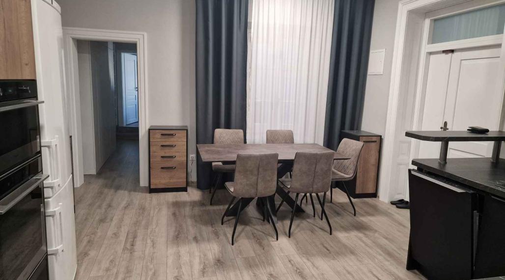 REALFINANC 100% aktuálny – Reprezentatívny moderný priestor v historickom centre mesta Trnava.