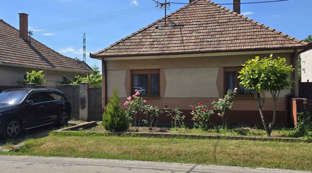 REALFINANC – 100% aktuálny! Čiastočne zrekonštruovaný 4 izbový rodinný dom so samostatnou garážou na pozemku o výmere 801 m2 v obci Jablonec ( len 10 minút cesty autom od Trnavy, 10 minút do Modry)