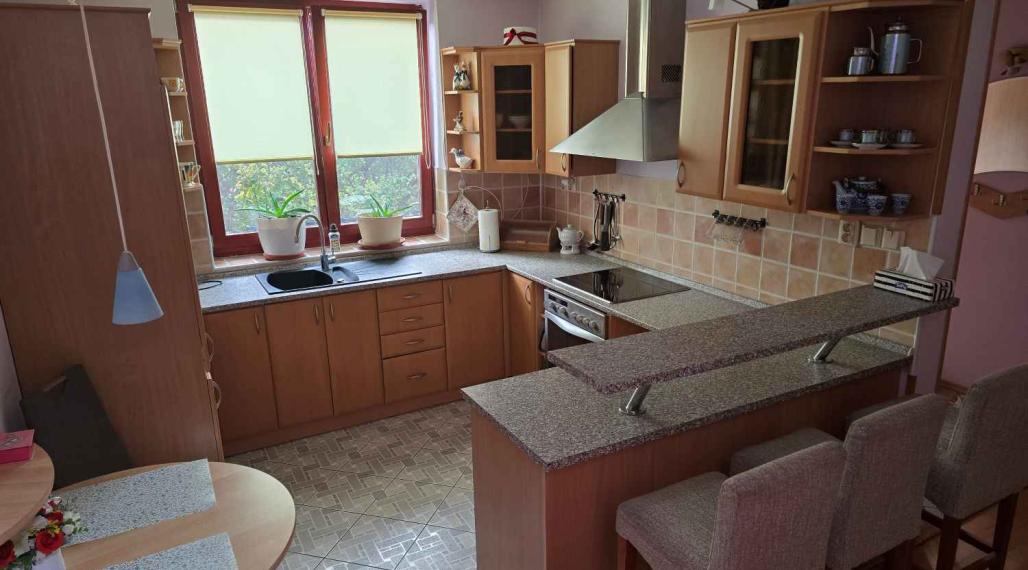 Na prenájom po rekonštrukcii 3-izbový byt 100 m2, v rodinnom dome pre 3 študentky kúsok od centra, Oblúková ulica, Trnava.