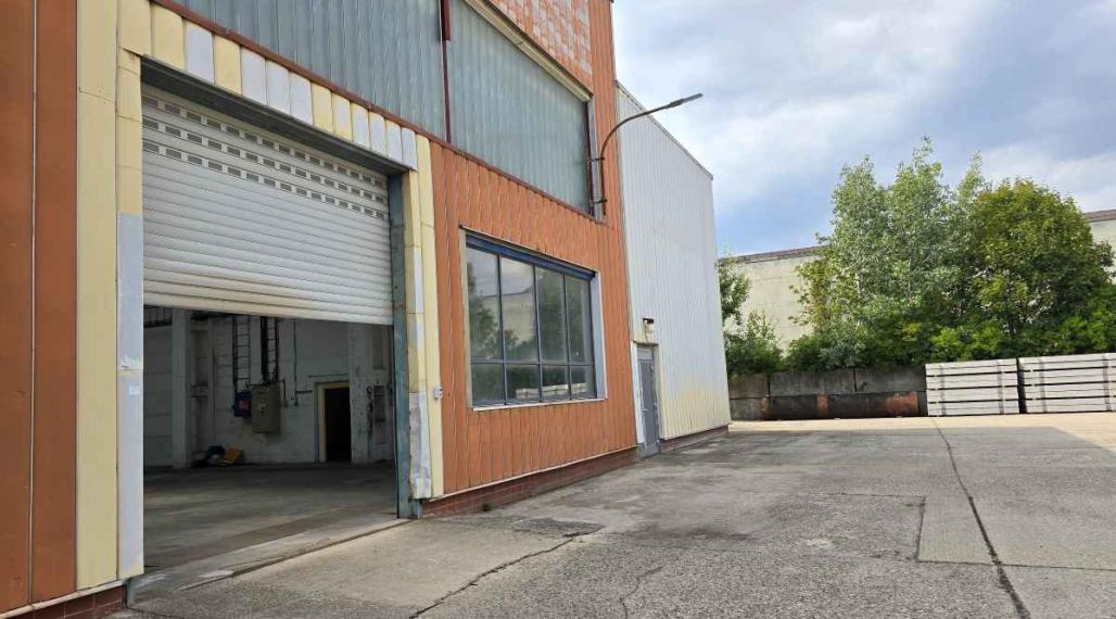REALFINANC – 100% aktuálny! Prenájom pre výrobu alebo skladovanie priestory 643,7 m2, vzialený len 200 m od obchvatu na Chovateľskej ulici, Trnava.