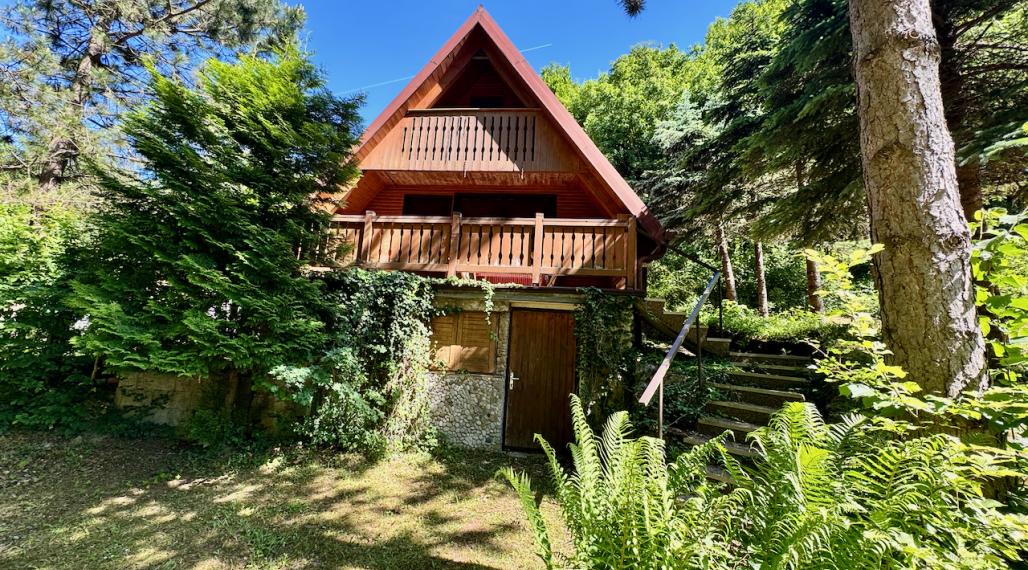Na predaj zariadená chata s pozemkom 352m2 v srdci Malých Karpát – Buková