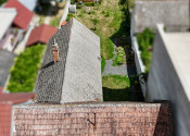 Na predaj SLNEČNÝ stavebný pozemok so starším rodinným domom v obci Kátlovce - fotografia 1